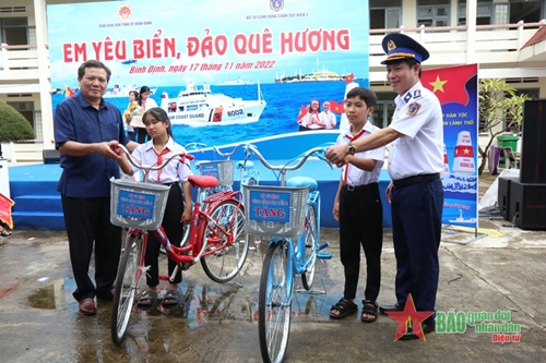 Vùng Cảnh sát biển 2 đồng hành với ngư dân Bình Định